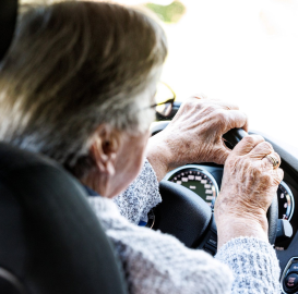 Rüstigen Rentner mit Führerschein