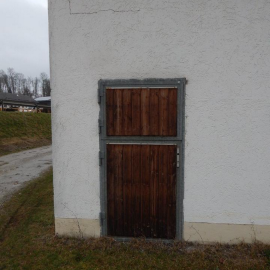 Wer kann mir zwei Stalltüren zumauern und verputze
